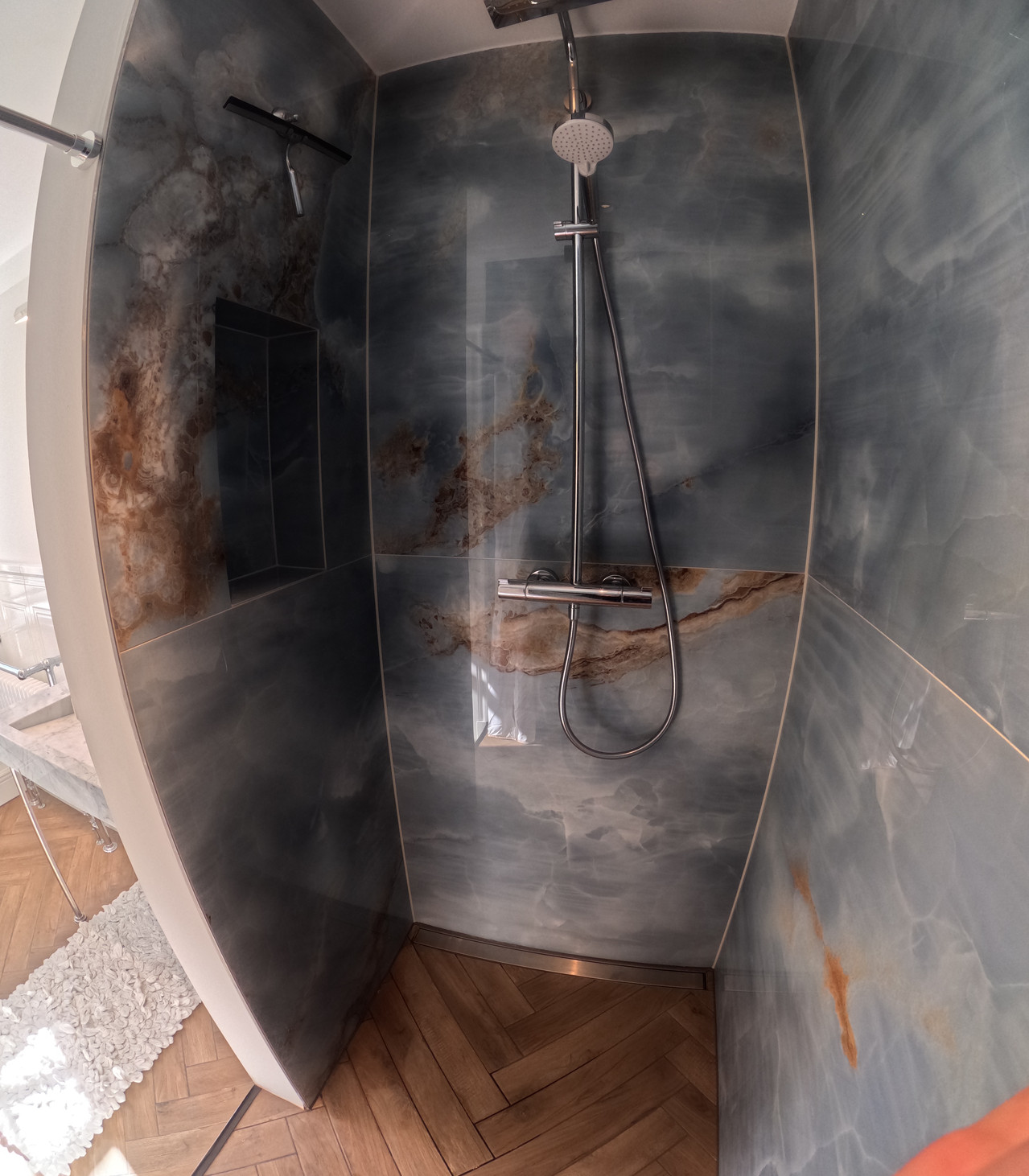 Victorian Bad Hamburg – Blaue Marmordusche mit Fischgraetenboden Englisches Badezimmer Hamburg – Duschbereich mit blauer Marmoroptik im Victorian Style mit Fischgraetenboden