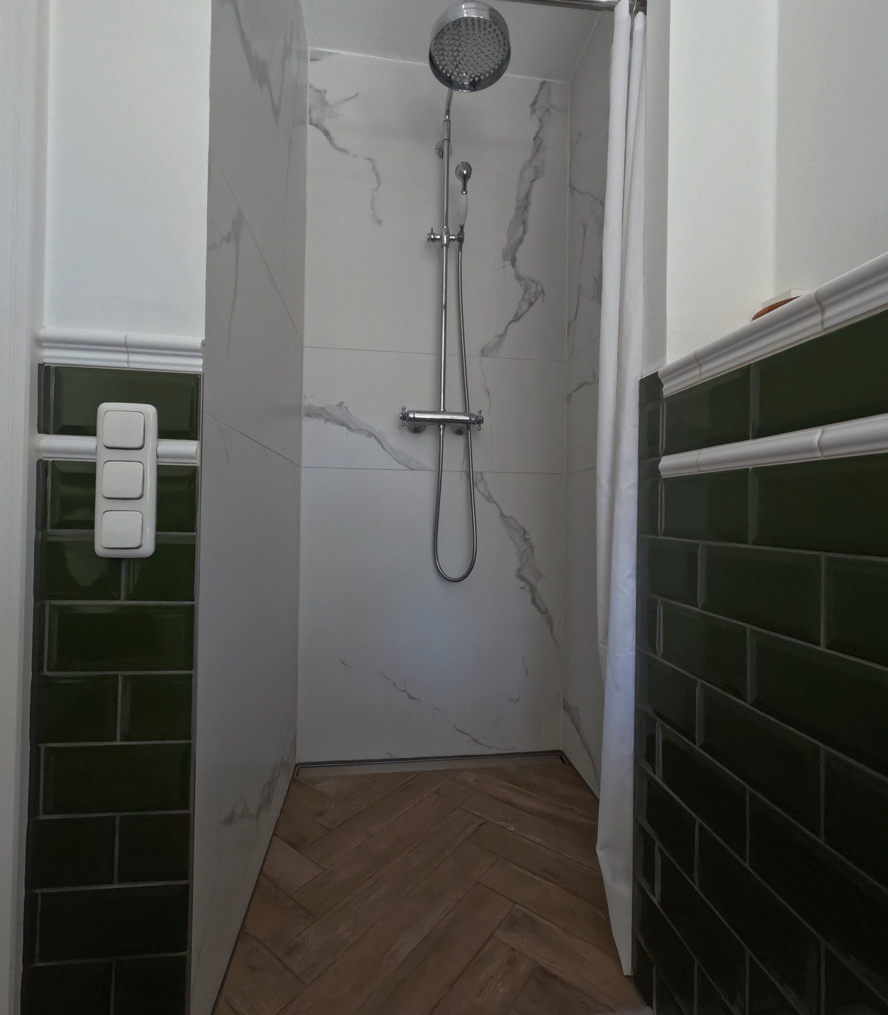 Victorian Bad Hamburg – Dusche mit dunkelgruenen Metrofliesen Englisches Badezimmer Hamburg – Duschbereich mit dunkelgruenen Metrofliesen im Victorian Style