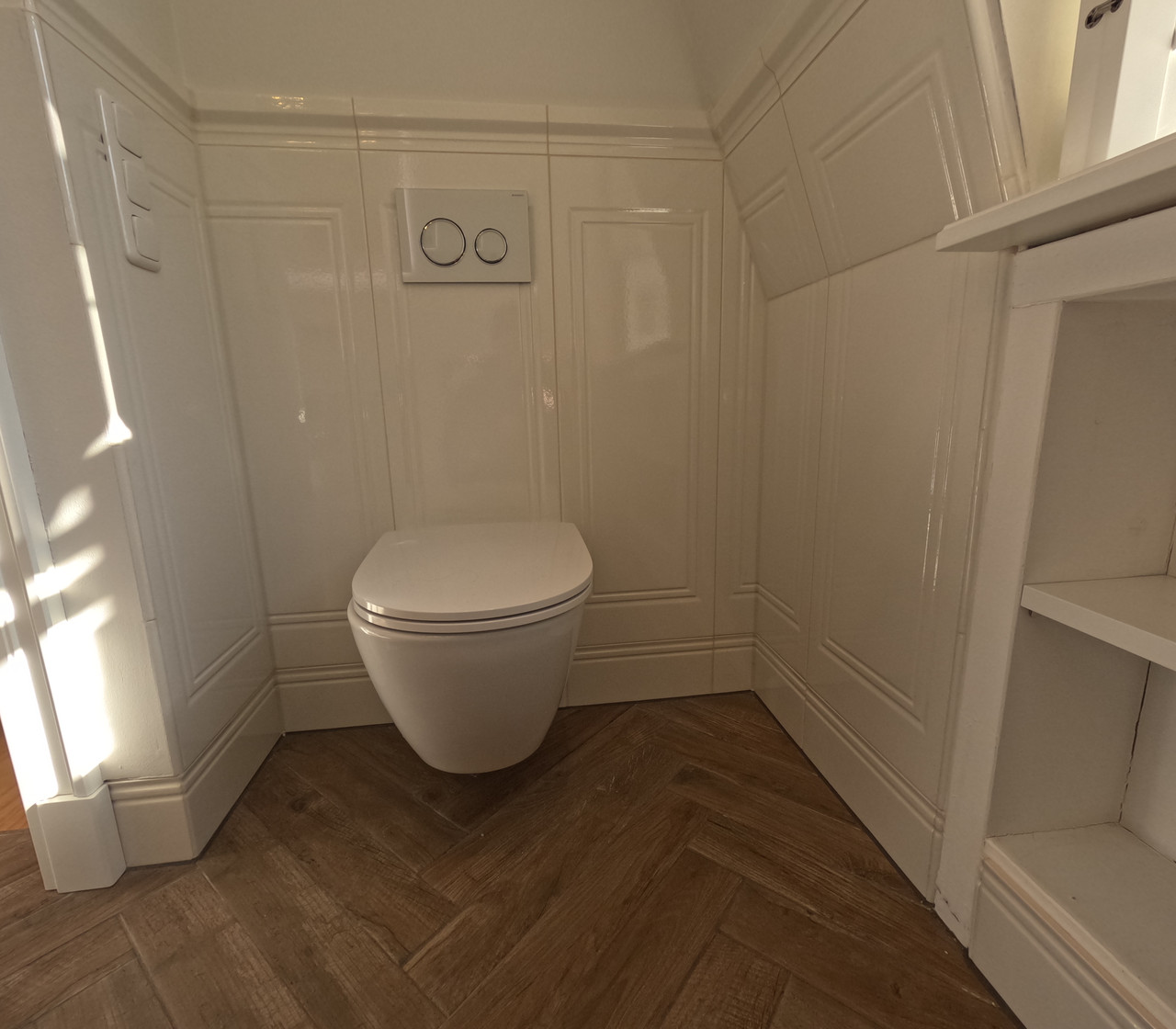 Victorian Bad Hamburg – Toilette mit weißen viktorianischen Fliesen Englisches Badezimmer Hamburg – Toilettenbereich mit weißen Fliesen im viktorianischen Stil