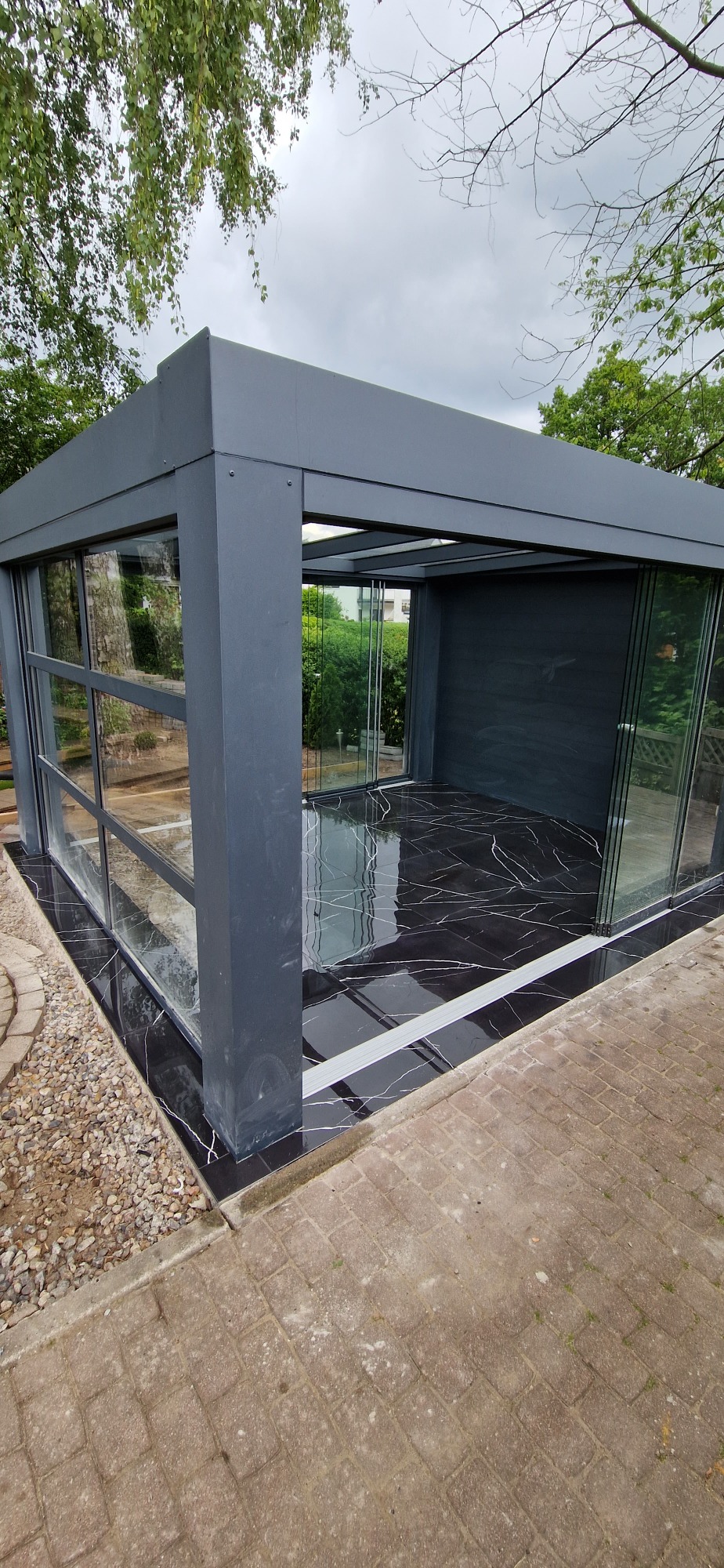 Orangerie in Marmoroptik Garten